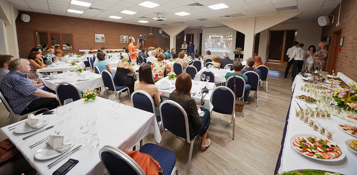 Moscow,-,Aug,7:,People,Sit,In,Cafe,And,Listen
